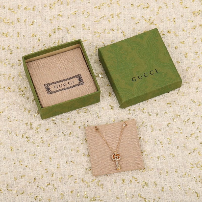 G*u*i necklaces